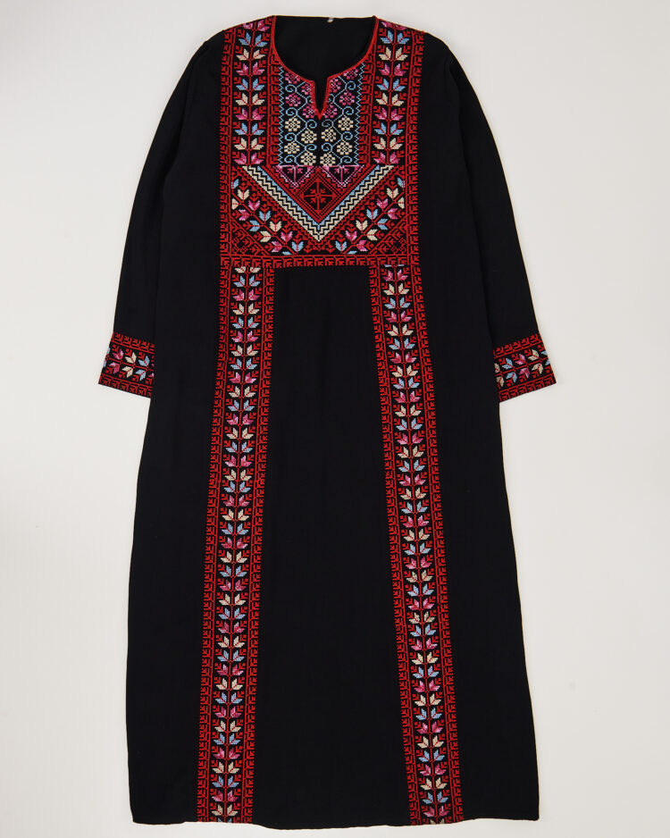 Платье с вышивкой